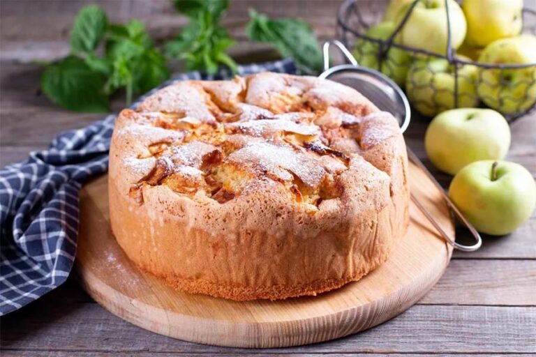Как приготовить яблочную шарлотку